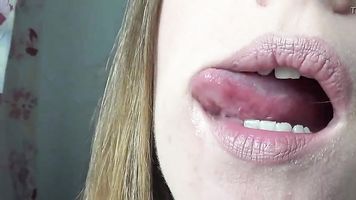 bebé muestra larga lengua y chupar juguete sexual
