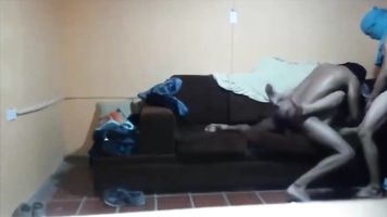 Mira cómo soy follada por 4 hombres con pollas grandes y negras en el sofá