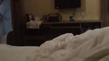 Lindo asiático adolescente chica es chupando polla en un hotel (amateur)