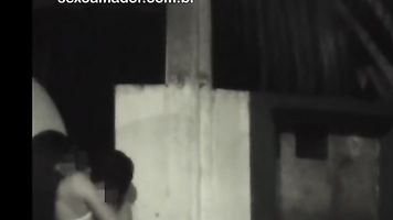 Desde el interior del coche, un joven se encuentra desvergonzadamente agarrando la calle