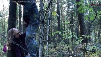 Chupado un Extraño en el Bosque para Ayudarla-Sexo Público