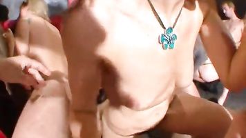 Orgía en el sótano de una casa! Francés amateur