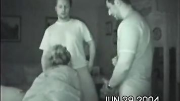 Corno e amigo levando boquete de esposa gostosa