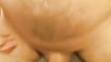Cam Puta Hace Que Su Compañero de Habitación Cum Dos Veces y Engulle hacia Abajo