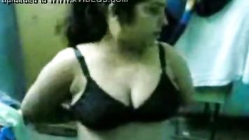 Sexy Anita Tía Quitar Su Sujetador Superior Y Mostrar Sus Tetas Agradables
