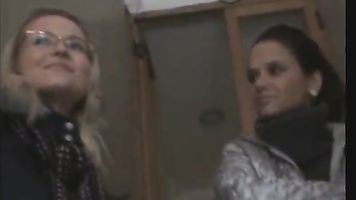 Calles Checas-Decisión difícil para esas chicas