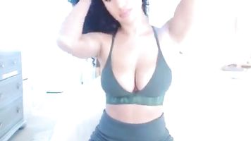 Sexy chica morena muestra su cuerpo en la sala de chat webcam