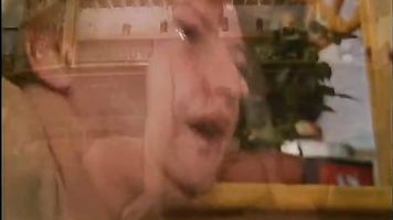 Gordita madura puta paseos y chupa dos jóvenes pollas en un bar