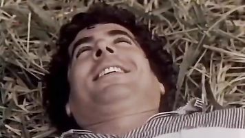 Clásico porno en el bosque con dos damas