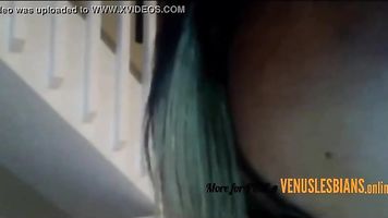 Ébano lesbianas se burla con curvas de aleta y enorme culo - - - venuslesbians.en línea