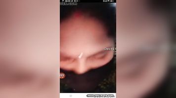 Presionando a mis amigos esposa lanza tetas